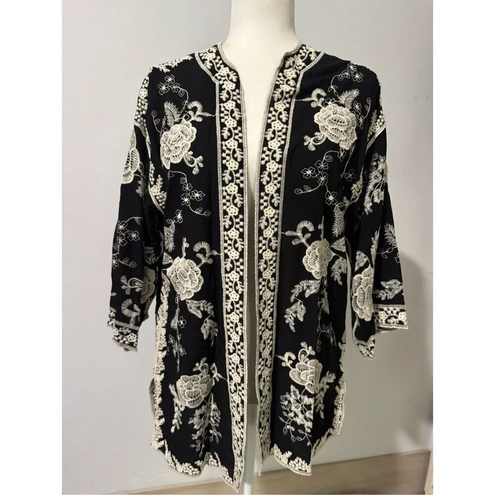 Soft Surroundings Embroideredโopen front floral kimono PS/PM
